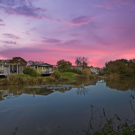 Choller Lake Lodges - Primrose Cabin With Private Hot Tub Arundel Exterior foto