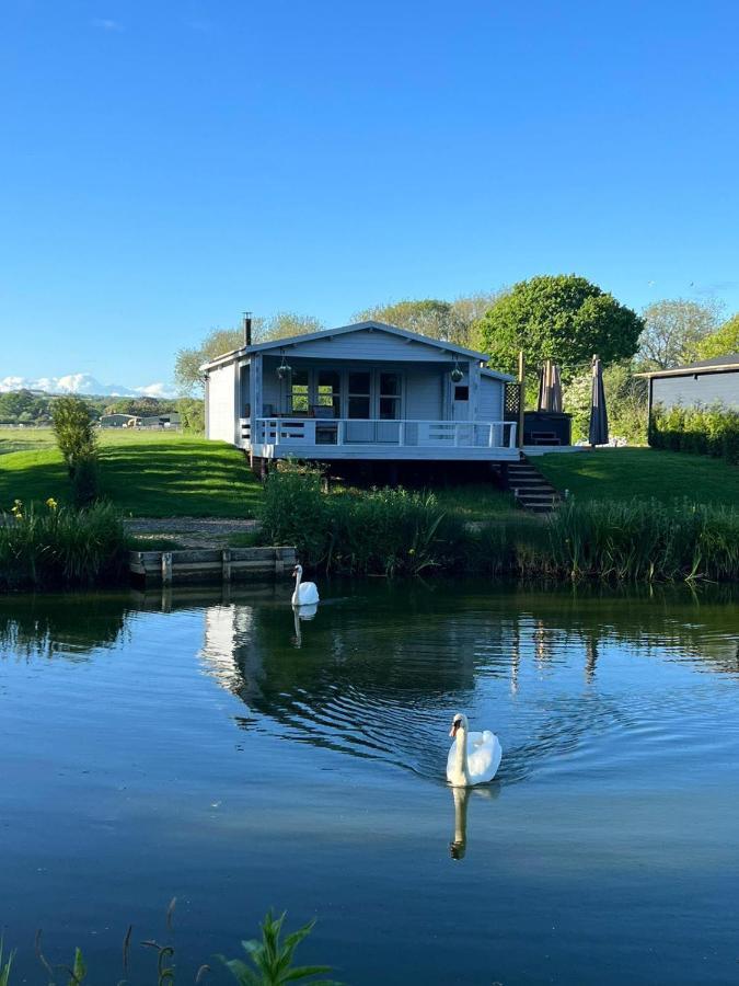 Choller Lake Lodges - Primrose Cabin With Private Hot Tub Arundel Exterior foto