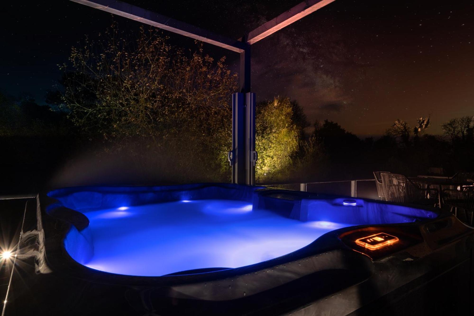 Choller Lake Lodges - Primrose Cabin With Private Hot Tub Arundel Exterior foto