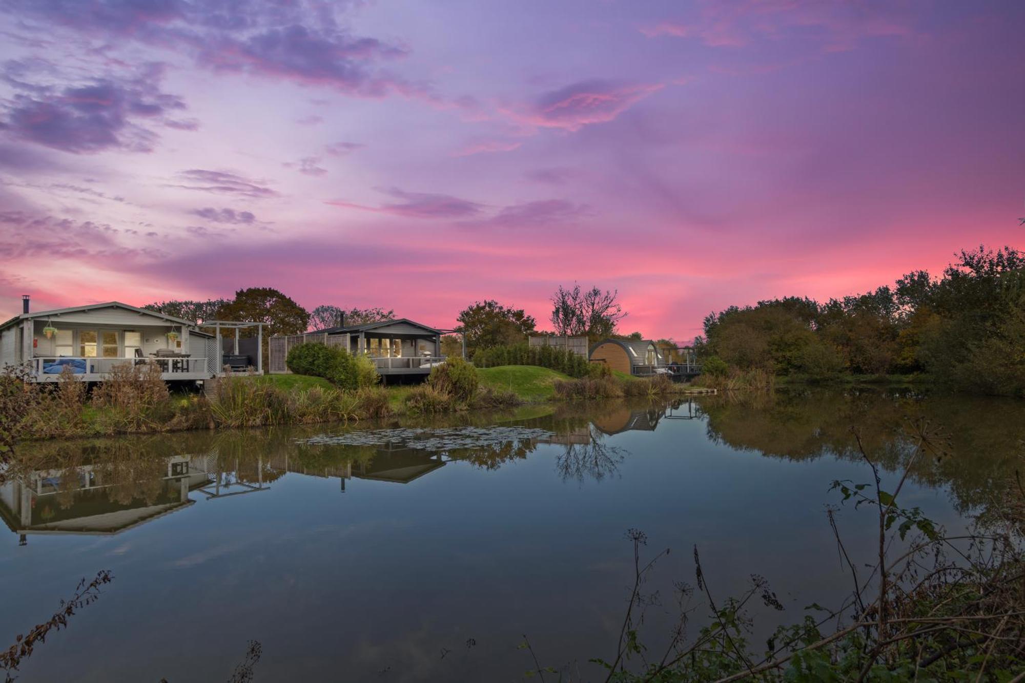 Choller Lake Lodges - Primrose Cabin With Private Hot Tub Arundel Exterior foto